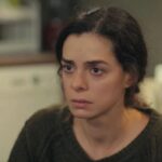 Bahar (Özge Özpirinçci) com expressão de choque em cena de Força de Mulher.