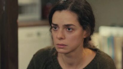 Bahar (Özge Özpirinçci) com expressão de choque em cena de Força de Mulher.