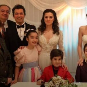 Bahar e Arif no dia do casamento, radiantes e rodeados por seus entes queridos e amigos na festa de Força de Mulher."