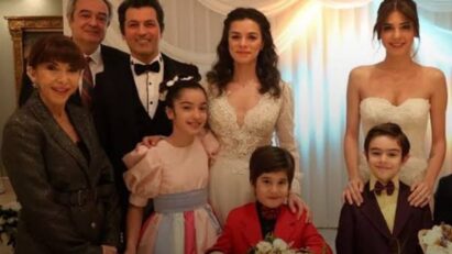 Bahar e Arif no dia do casamento, radiantes e rodeados por seus entes queridos e amigos na festa de Força de Mulher."