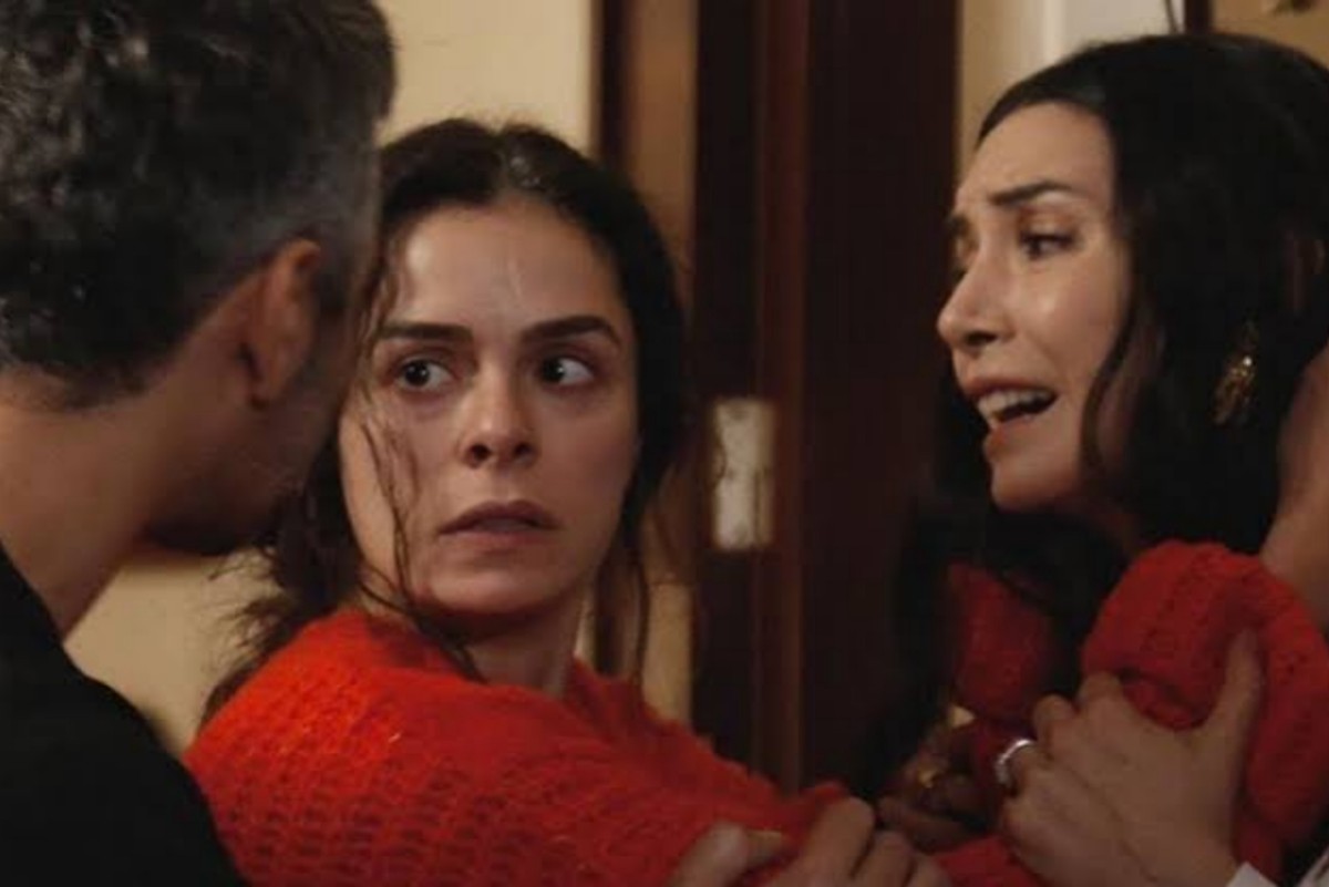Bahar e Piril em um momento de tensão, com expressões de raiva