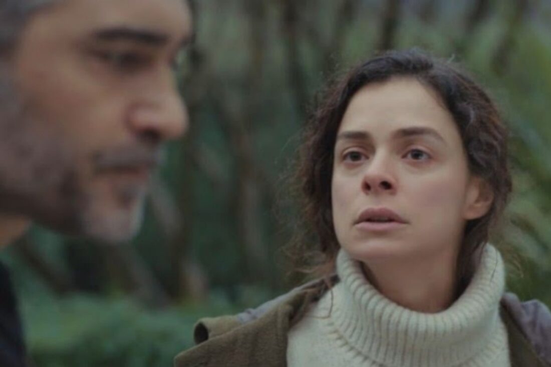 Bahar e Sarp em uma cena tensa de Força de Mulher, com Piril observando de longe.