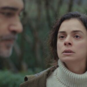 Bahar e Sarp em uma cena tensa de Força de Mulher, com Piril observando de longe.