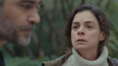 Bahar e Sarp em uma cena tensa de Força de Mulher, com Piril observando de longe.