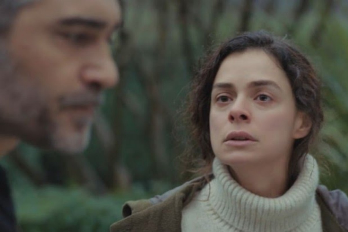Bahar e Sarp em uma cena tensa de Força de Mulher, com Piril observando de longe.