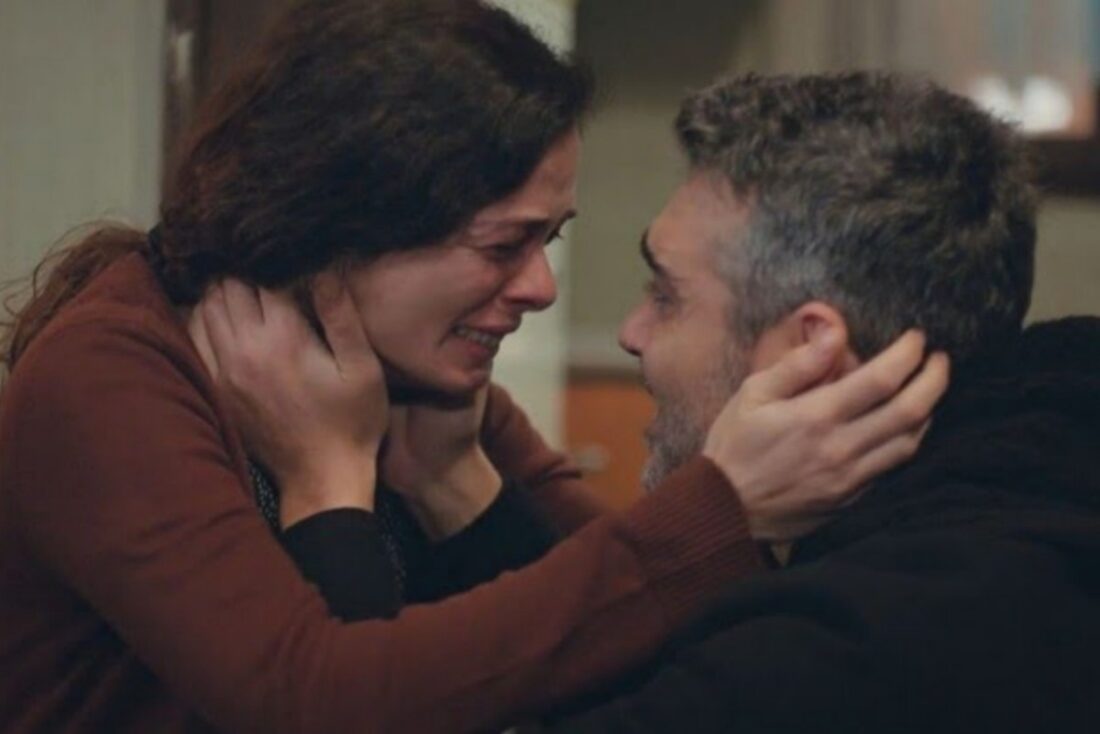 Bahar e Sarp se abraçando em cena emocionante de Força de Mulher.