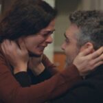Bahar e Sarp se abraçando em cena emocionante de Força de Mulher.
