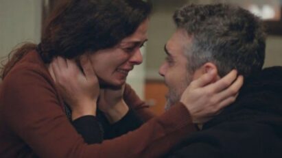 Bahar e Sarp se abraçando em cena emocionante de Força de Mulher.