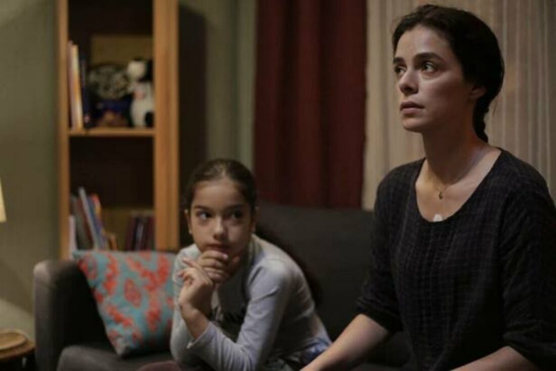 : Cena emocionante de Bahar em "Força de Mulher", mostrando a protagonista em crise ao lado dos filhos.