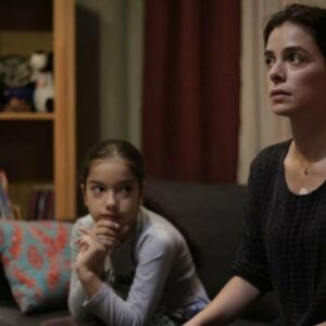 : Cena emocionante de Bahar em "Força de Mulher", mostrando a protagonista em crise ao lado dos filhos.