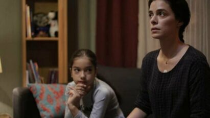 : Cena emocionante de Bahar em "Força de Mulher", mostrando a protagonista em crise ao lado dos filhos.