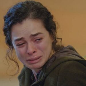 Bahar chorando desesperadamente ao saber do sequestro dos filhos