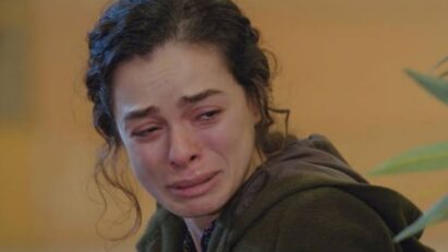 Bahar chorando desesperadamente ao saber do sequestro dos filhos