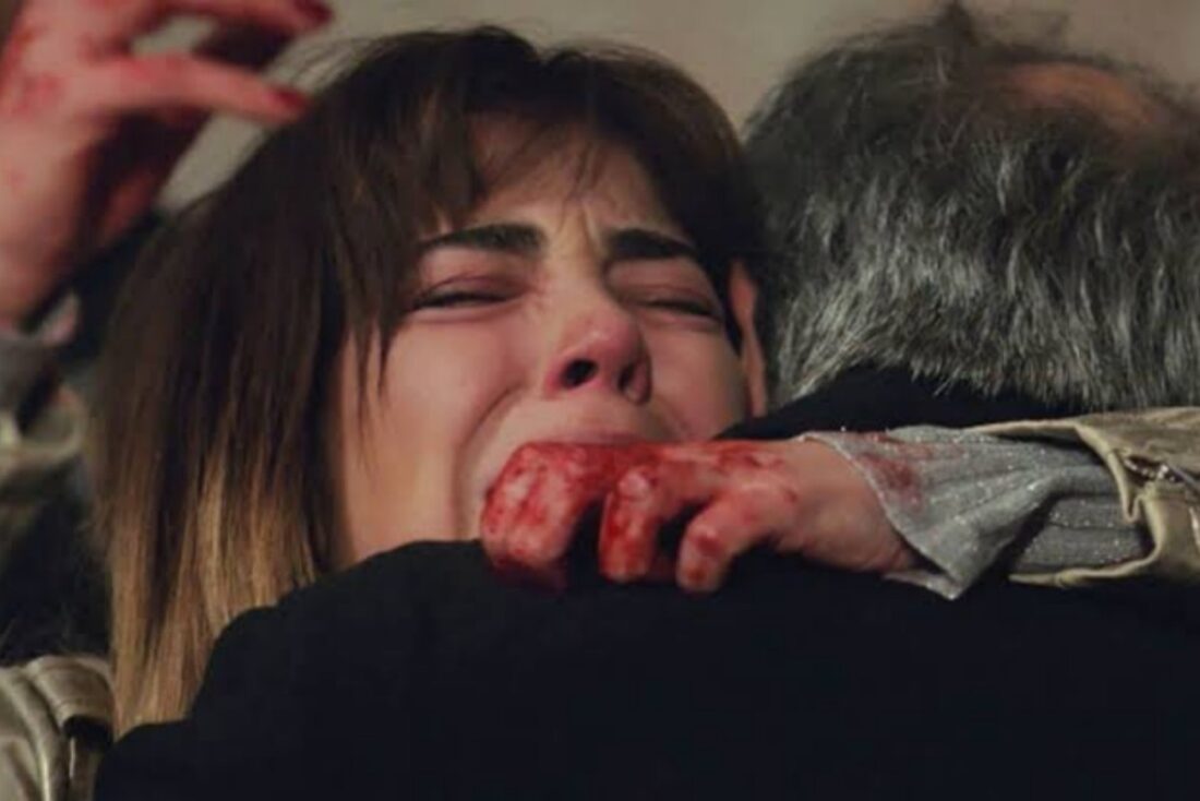 Ceyda sofre pela morte de Yeliz em Força de Mulher