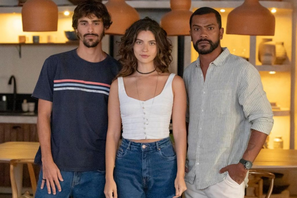 Cristiano, Michele e Daniel em um momento de intimidade, com sorrisos e olhares apaixonados