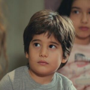 Doruk fazendo uma pergunta séria para Bahar em Força de Mulher.