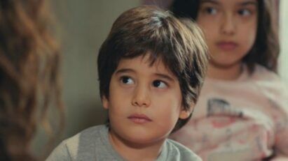 Doruk fazendo uma pergunta séria para Bahar em Força de Mulher.