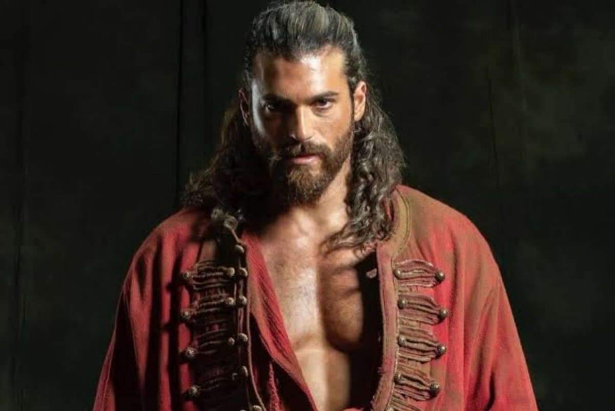 Can Yaman caracterizado como o protagonista de ‘El Turco’.