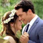 Fehira e Emir em cena romântica durante o casamento.