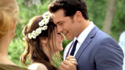 Fehira e Emir em cena romântica durante o casamento.