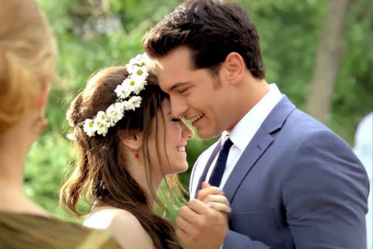 Fehira e Emir em cena romântica durante o casamento.