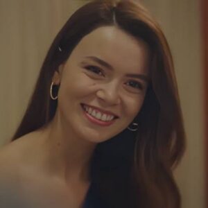 Foto de Sirin com um sorriso malicios