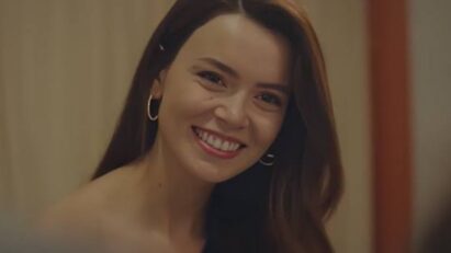 Foto de Sirin com um sorriso malicios