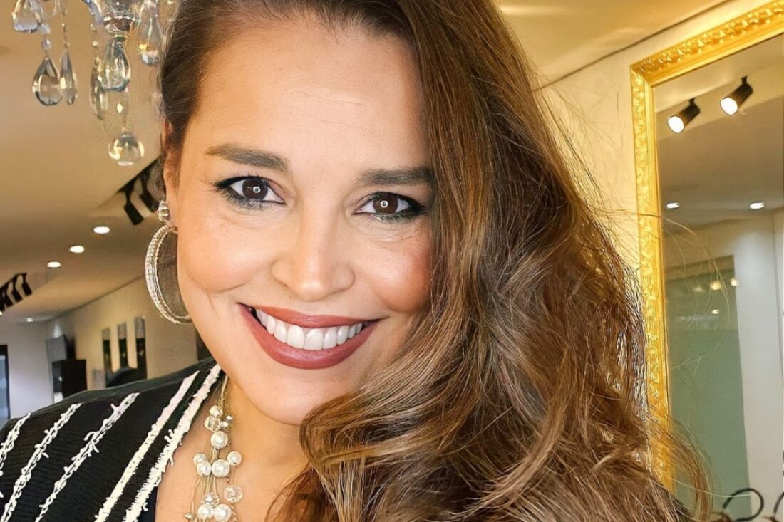 Foto de Suzy Rêgo sorrindo em evento público