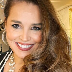 Foto de Suzy Rêgo sorrindo em evento público