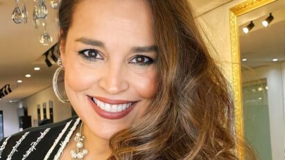 Foto de Suzy Rêgo sorrindo em evento público