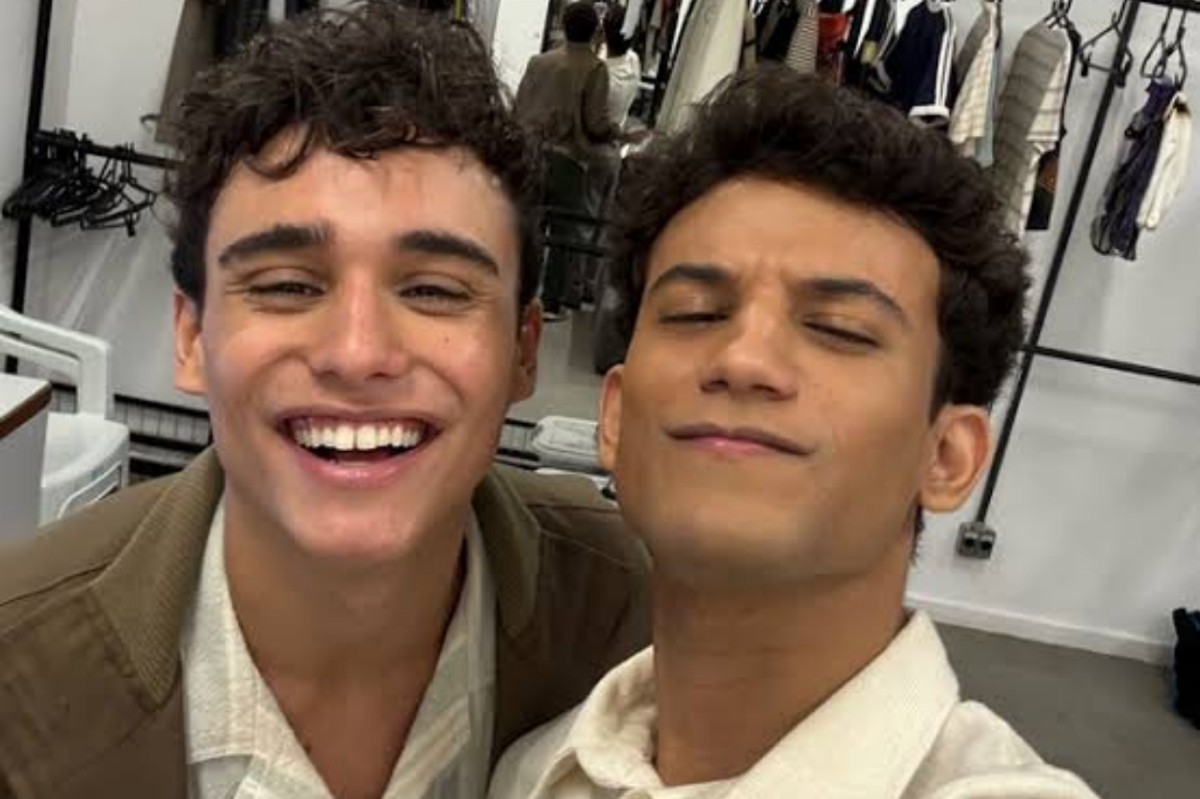 Cena entre Guto e Vinícius na novela "Garota do Momento" abordando a representatividade LGBTQIA+ na televisão brasileira.