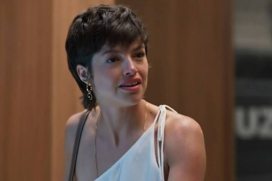 Luma confrontando Irmã Sônia sobre o passado misterioso.