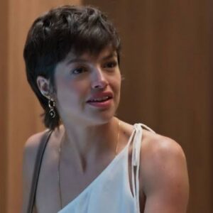 Luma confrontando Irmã Sônia sobre o passado misterioso.