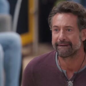 Cena dramática de Meu Caminho é Te Amar, com Memo revelando a verdade para Isabela em meio a um momento de despedida.