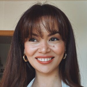 Seray Kaya exibe novo visual com franja.