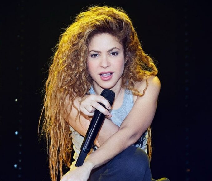 Shakira ensaiando para a turnê Las Mujeres Ya No Llorán.