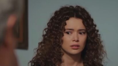 "Sirin sendo confrontada pela família e expulsa de casa em uma cena emocionante."