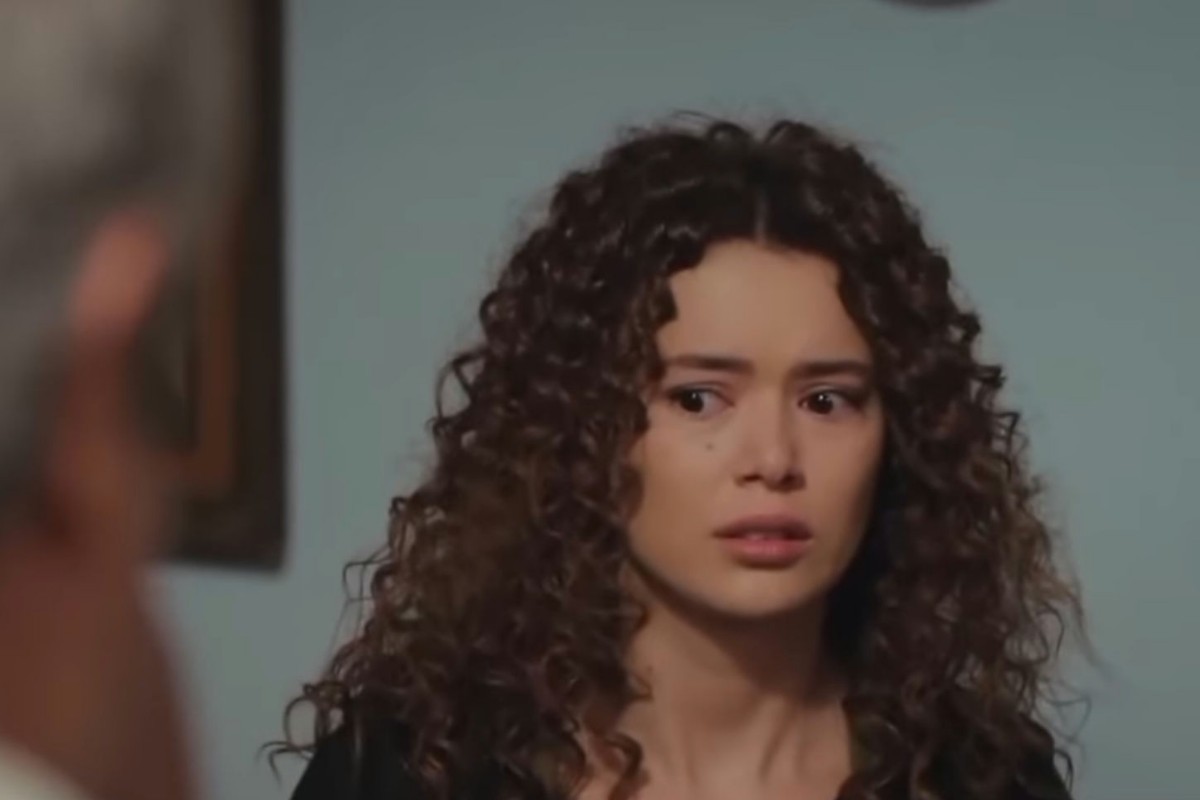 "Sirin sendo confrontada pela família e expulsa de casa em uma cena emocionante."