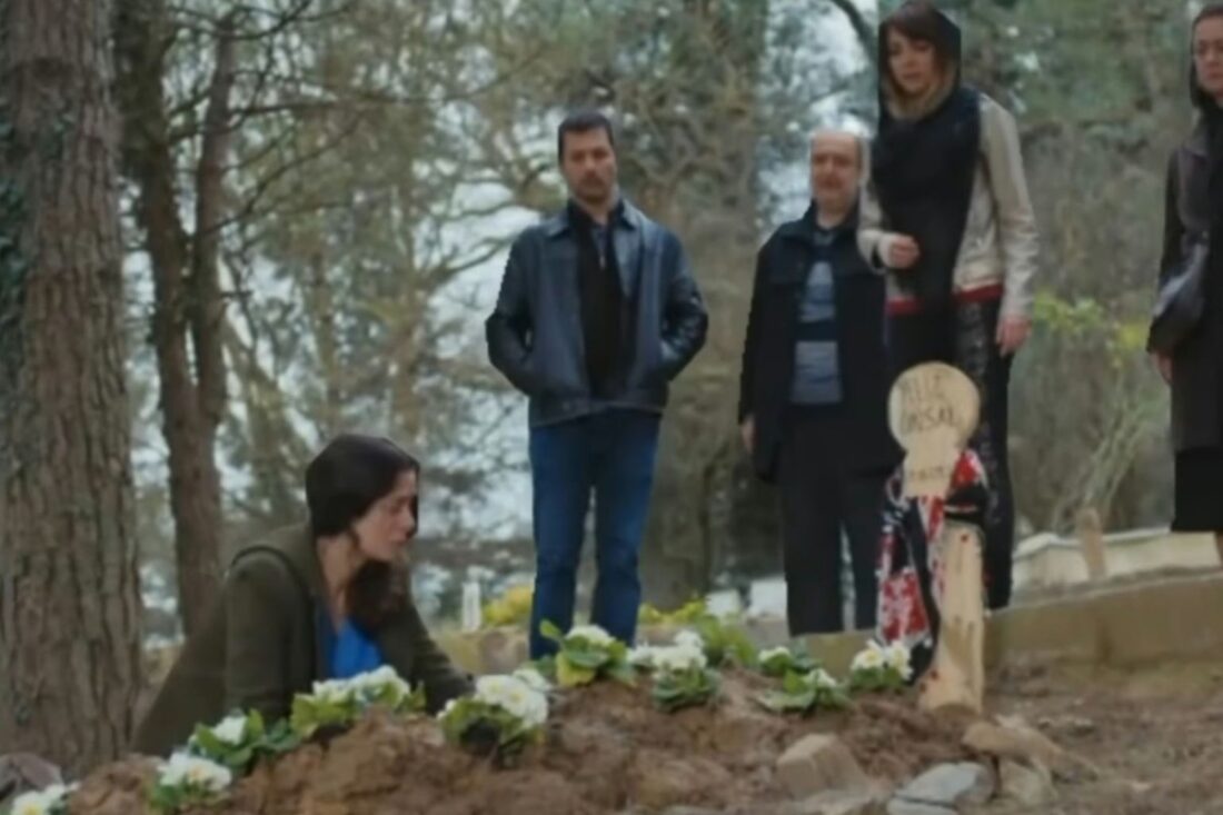Bahar emocionada no cemitério diante do túmulo de Yeliz
