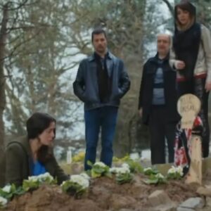 Bahar emocionada no cemitério diante do túmulo de Yeliz