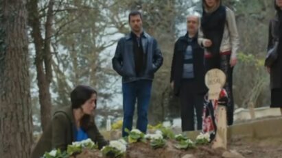 Bahar emocionada no cemitério diante do túmulo de Yeliz
