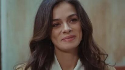 Uma foto de Bahar com um novo visual, mais maquiada e com um sorriso radiante.