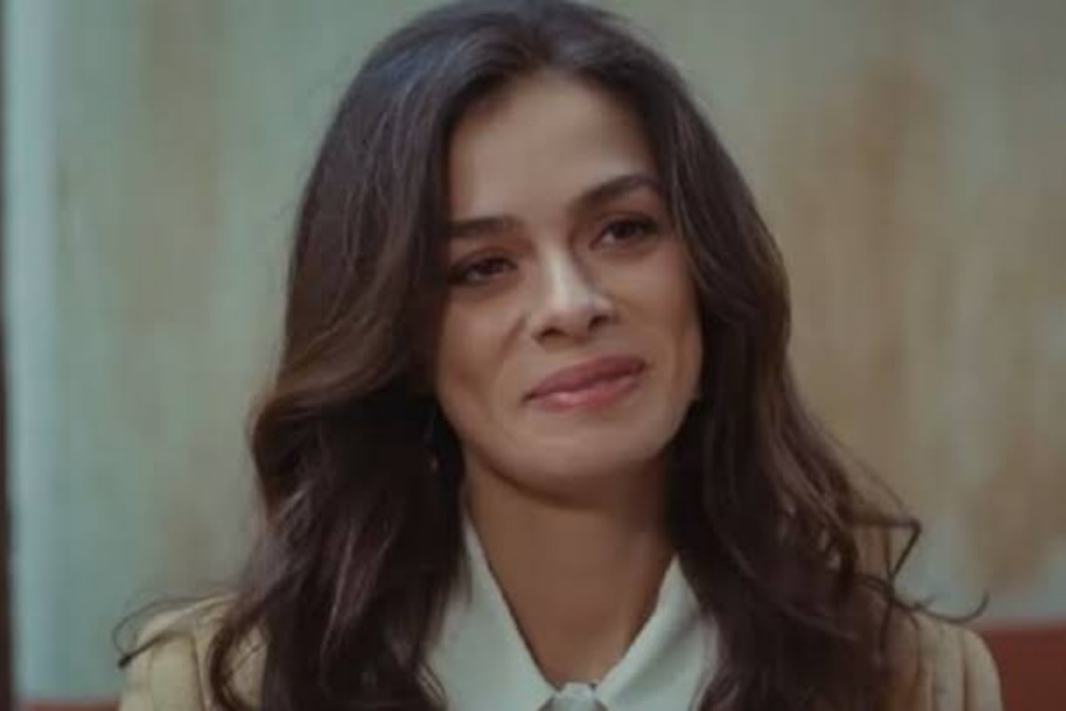 Uma foto de Bahar com um novo visual, mais maquiada e com um sorriso radiante.