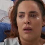 Úrsula confusa ao lado do bebê Martim no hospital.