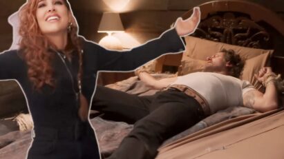 "Úrsula vestida de noiva observa Memo amarrado em uma cabana na floresta."