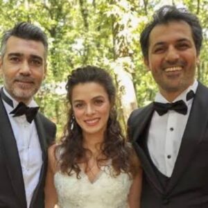 Bahar em um momento de felicidade com Sarp e Arif.