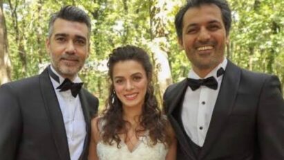 Bahar em um momento de felicidade com Sarp e Arif.