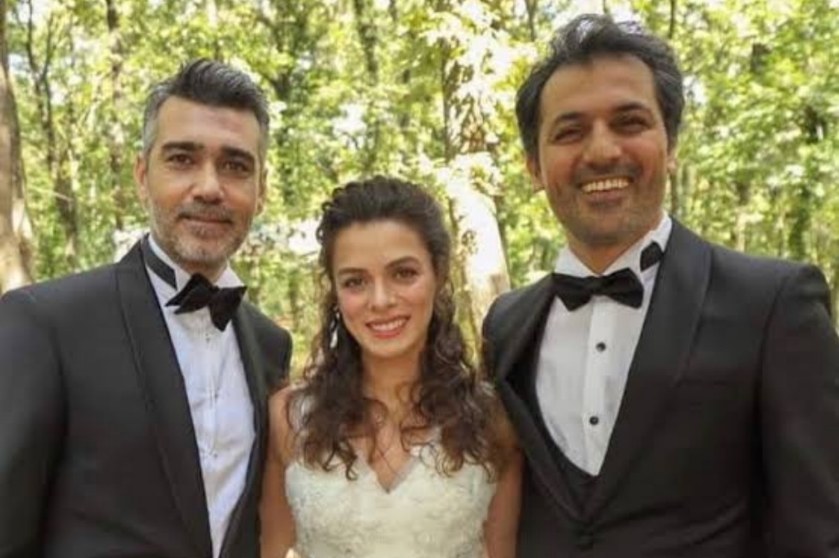 Bahar em um momento de felicidade com Sarp e Arif.