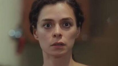 Bahar furiosa atacando Peril na cena mais intensa da novela.