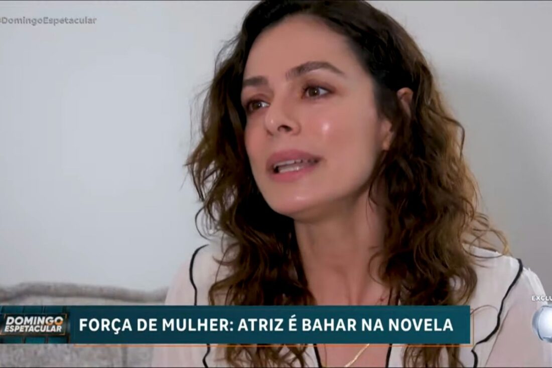 Atriz Özge Özpirinçci durante entrevista ao Domingo Espetacular, falando sobre o sucesso de Força de Mulher no Brasil.